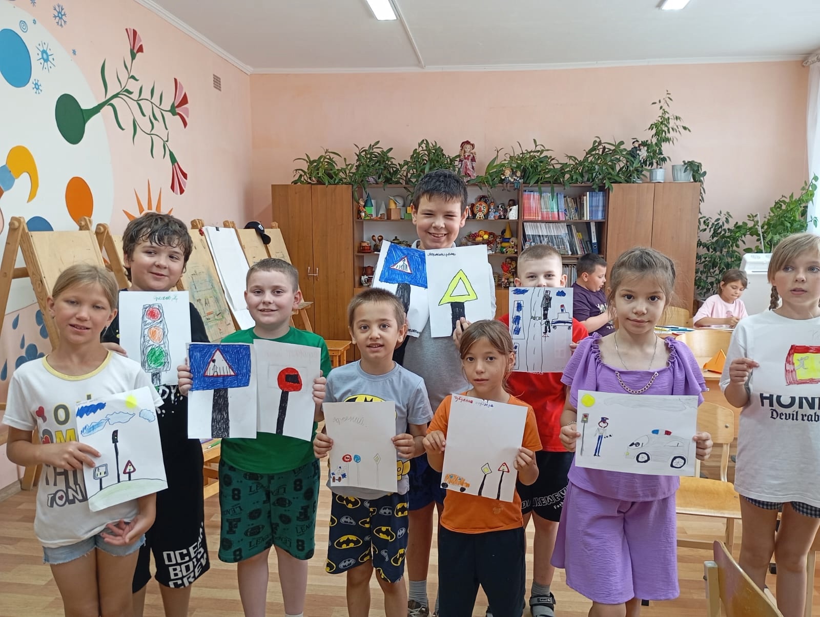 Инструктаж и конкурс рисунков в лагере.