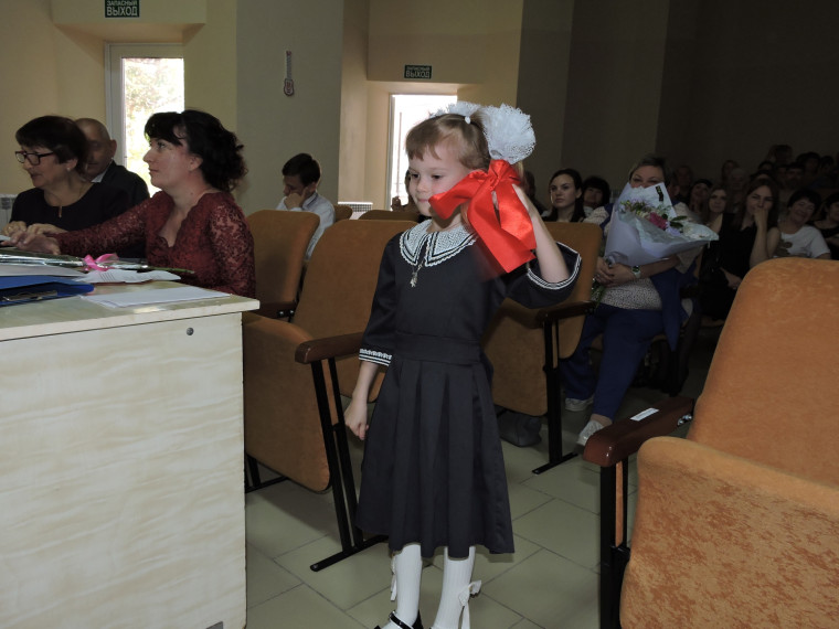 Последний звонок прозвенел в стенах школы.